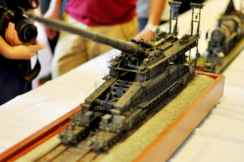 Trên thực tế, siêu đại pháo Dora của Đức được chế tạo dài 45,7m, cao 12,2m và nặng 1500 tấn là loại pháo hoạt động trên đường ray xe lửa lớn nhất từng được chế tạo. Để hoàn thành mô hình mô phỏng này, anh Vũ Minh Hoàn phải mất khoảng 2 tháng với kỹ thuật lắp ráp vô cùng tỉ mỉ và kỳ công. Những chi tiết như đường ray, màu sơn của pháo… được anh làm cũ với những vết gỉ sét, bùn đất y như thật