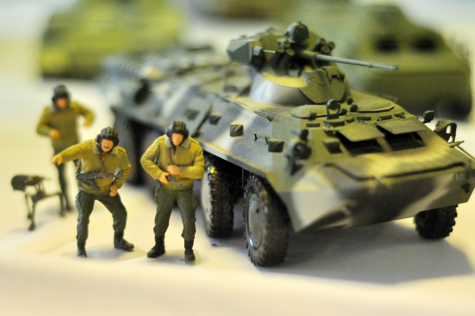 Mô hình xe tăng BTR 80 của Nga. Đây là loại xe bọc thép được trang bị động cơ diesel mạnh mẽ và lớp giáp tốt, giúp tăng đáng kể khả năng việt dã và phòng vệ của xe so với các thế hệ xe bọc thép chở quân trước nó.