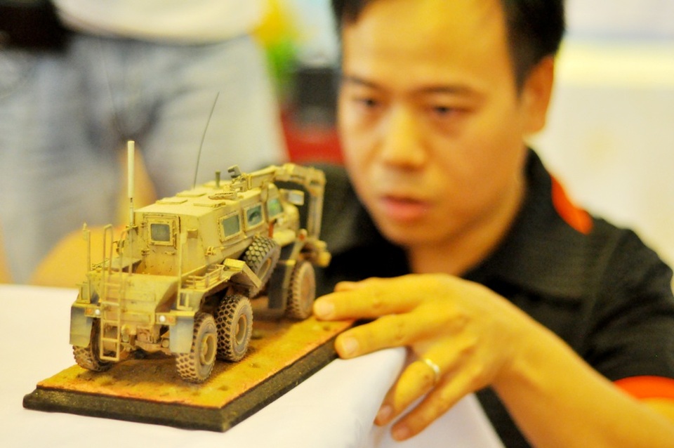 Trong các kỹ thuật làm mô hình, làm cũ được xem là công đoạn khó nhất, mất nhiều thời gian nhất. Người chơi phải tạo ra các vết bùn bắn, gỉ sét, vết móp méo và cả những vết rách, xước… trên mô hình giống như các thiết bị quân sự ngoài đời thực. Thông thường, kỹ thuật làm cũ, gỉ thường được sử dụng nhiều trên xe tăng, pháo mà ít áp dụng cho máy bay