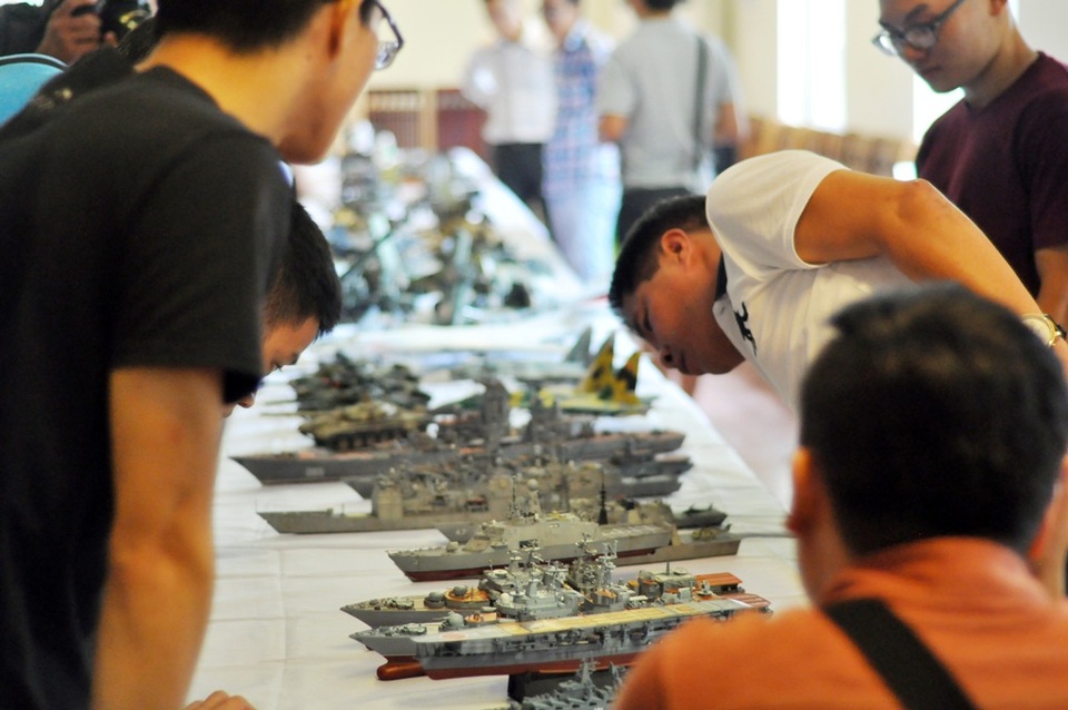 Để làm được một mô hình quân sự, người chơi phải đặt mua phôi từ nước ngoài sau đó tiến hành lắp ráp, mài dũa sơn màu… Các bước cơ bản đều đòi hỏi sự khéo léo, tỉ mẩn và cực kỳ cẩn thận của người chơi.