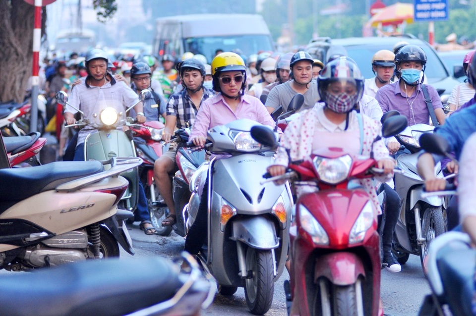 Đoạn đường này thường xuyên xảy ra ùn ứ kéo dài hàng trăm mét, đặc biệt là vào giờ cao điểm buổi sáng và buổi chiều. Nhiều người dân cho biết họ cảm thấy ám ảnh mỗi khi phải di chuyển qua đây