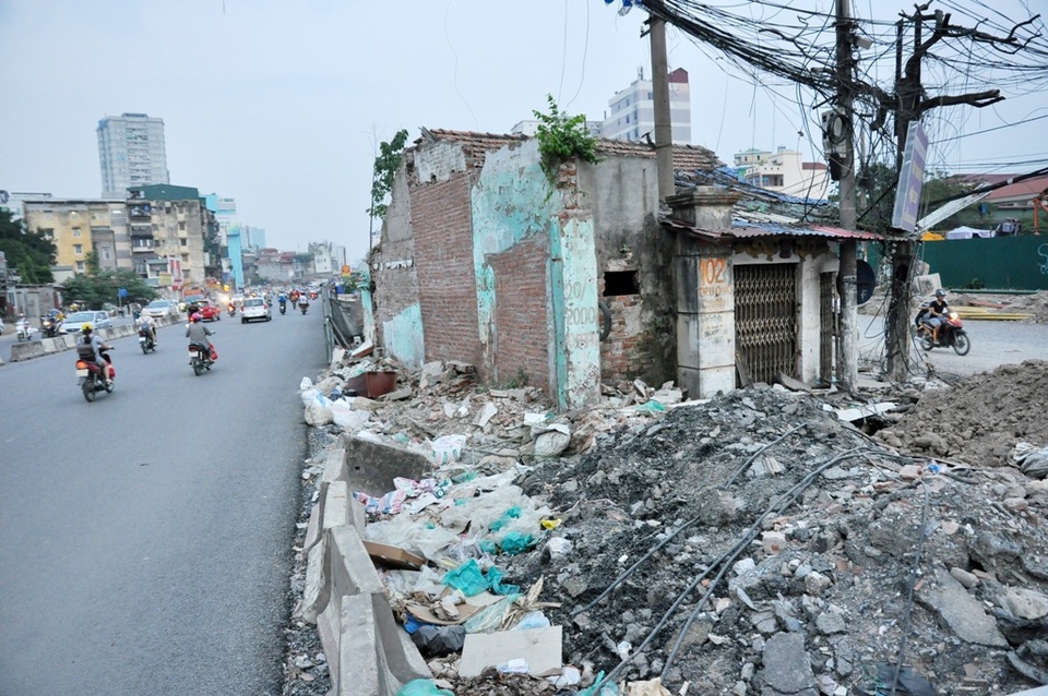 Trao đổi với báo chí ông Phạm Đình Tuấn - Phó Giám đốc Ban Quản lý các công trình trọng điểm phát triển đô thị Hà Nội cho biết, đến nay tuyến đường Trường Chinh mở rộng đã hoàn thành đoạn đường dài khoảng 800m từ Tôn Thất Tùng đến sông Lừ. Hiện các nhà thầu đang tiếp tục thi công đoạn từ sông Lừ đến Ngã tư Vọng, dự kiến hoàn thành trong quý 3 năm nay. Việc thi công kéo dài theo ông Tuấn là do gặp khó khăn trong việc giải phóng mặt bằng. Khối lượng giải phóng liên quan 623 hộ dân, 29 cơ quan thuộc địa bàn quận Đống Đa và Thanh Xuân.