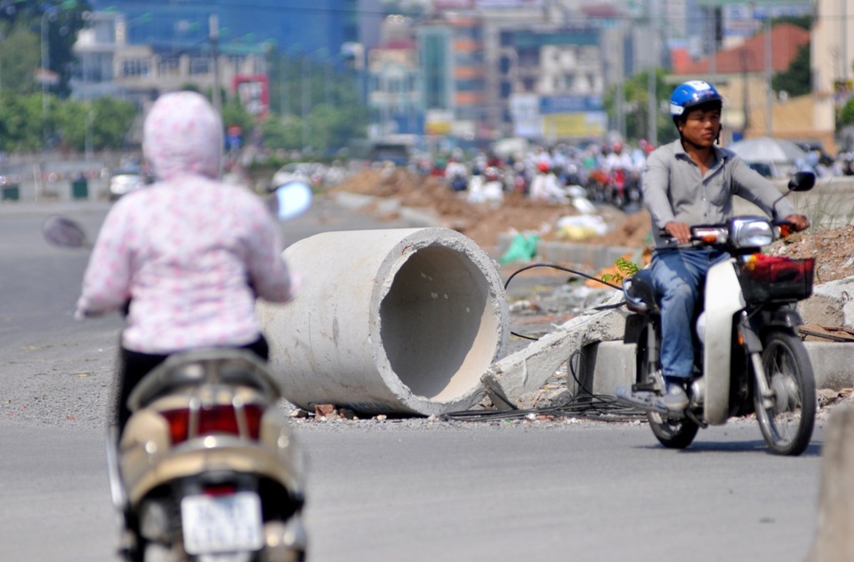 Một ống cống chưa được thi công nằm giữa đường khiến nhiều phương tiện phải lách mình mỗi khi di chuyển qua đây