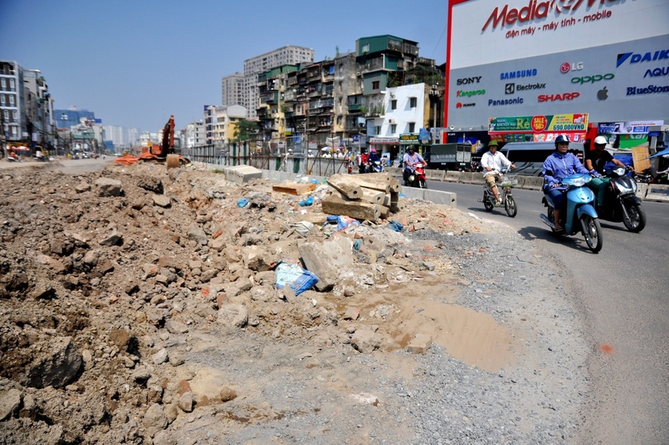 Lòng đường bị thu hẹp để thi công, tuy nhiên nhiều đoạn không có rào chắn ngăn cách khiến các phương tiện gặp nhiều khó khăn khi di chuyển