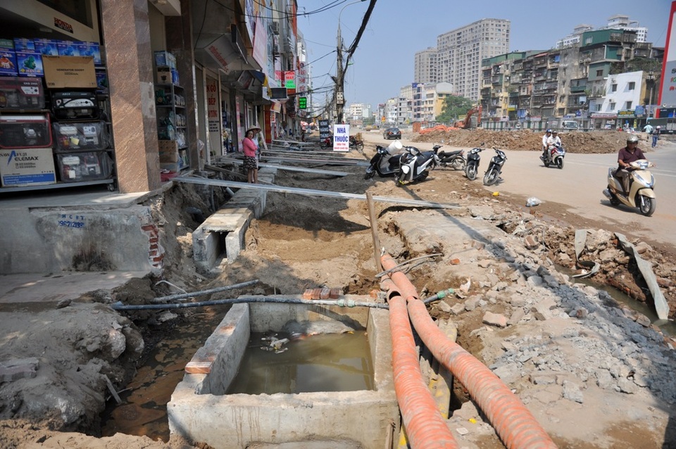 Vỉa hè đoạn từ Ngã tư vọng đến cầu Sông Lừ đang được thi công hệ thống thoát nước, điện ngầm. Nhiều hộ dân phải bắc cầu vào nhà. Theo phản ánh cuộc sống bị đảo lộn, việc kinh doanh của người dân gặp khó khăn do việc thi công kéo dài.