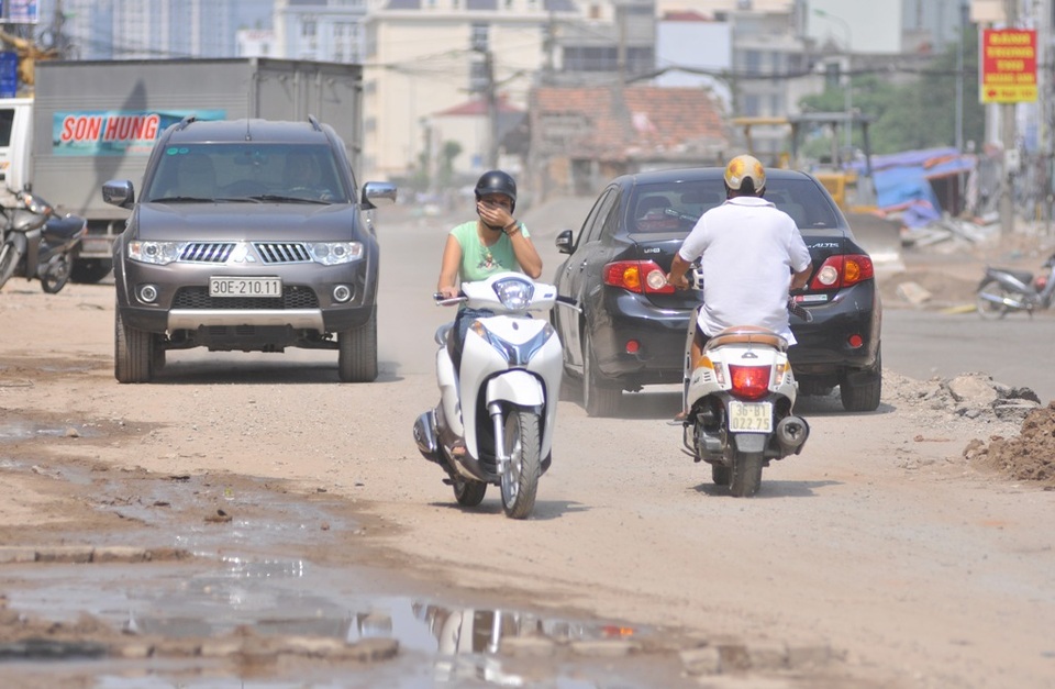 Đoạn đường từ sông Lừ đến ngã tư Vọng thường xuyên xuất hiện những cơn bão bụi mù mịt. Người tham gia giao thông đi qua đây nếu không dùng khẩu trang phải dùng tay bịt kín mũi vì bụi