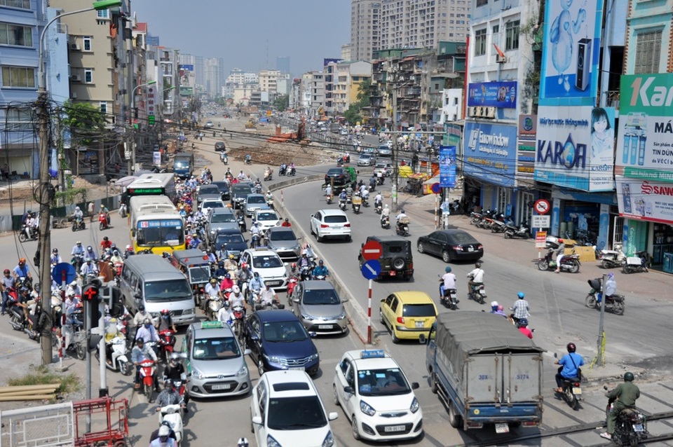 Tại điểm giao với đường Giải Phóng đoạn cầu vượt Ngã Tư Vọng việc thi công còn khá ngổn ngang. Nhiều hộ dân chưa hoàn thành việc giải phóng mặt bằng dẫn đến các hình thành các “nút thắt” gây ùn ứ giao thông nghiêm trọng vào giờ cao điểm