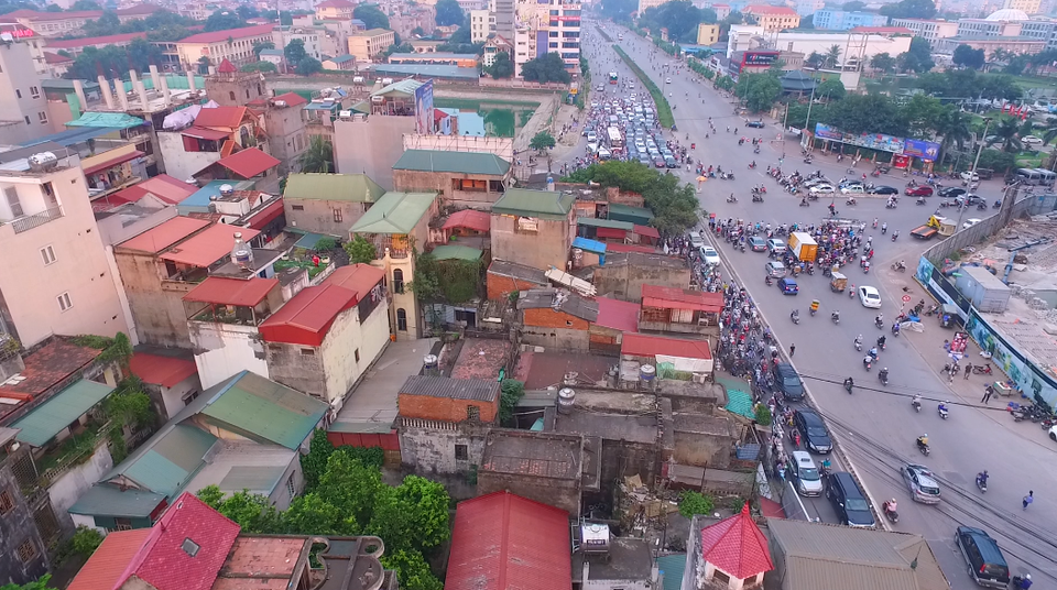 Tại đoạn ngã tư Tôn Thất Tùng đến Ngã Tư Sở, nhiều ngôi nhà vẫn chưa được giải phóng mặt bằng nên cũng tạo ra thêm một “nút thắt cổ chai”
