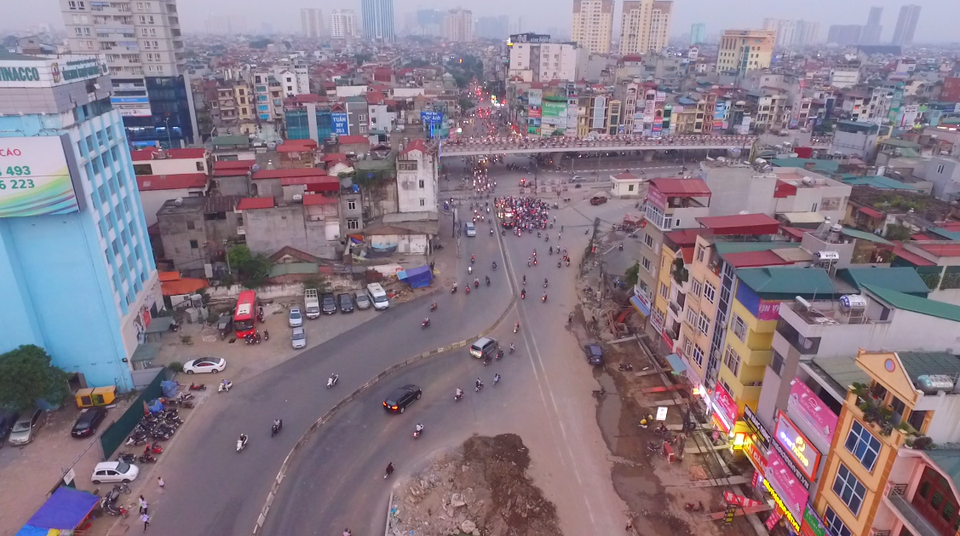 
Theo kế hoạch đề ra, dự án sẽ hoàn thành thu hồi đất của các hộ dân và doanh nghiệp trong năm 2013. Trong tháng 9/2013, các nhà thầu thi công đoạn đường từ nút giao Tôn Thất Tùng đến cầu sông Lừ dài 700m và cầu qua sông Lừ dài 99m. Các đoạn còn lại sẽ triển khai trong năm 2014 và hoàn thành tuyến đường vào năm 2015. Tuy nhiên do nhiều lý do, dự án phải lùi lại nhiều lần, đến nay đường Trường Chinh vẫn chưa hoàn thành.
