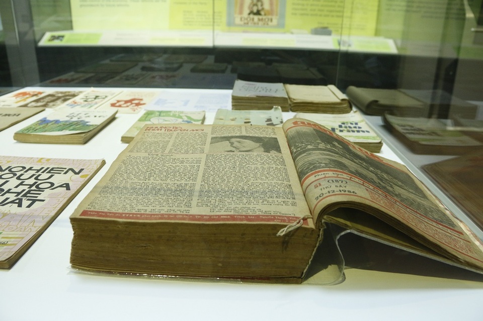 
Được mệnh danh là “Tướng xé rào” những năm 1980 – 1981, Thủ tướng Võ Văn Kiệt đã có một câu nói nổi tiếng: “Một là để dân đói, các đồng chí giữ nguyên được chức vụ. Hai là dân no, các đồng chí mất chức. Chọn cái nào?”. Nhờ những quyết sách quyết liệt, vượt qua lối tư duy cũ mòn, Thủ tướng Võ Văn Kiệt đề ra nhiều biện pháp sáng tạo để tháo gỡ khó khăn cho Thành phố Hồ Chí Minh. Một giai đoạn lịch sử này cũng đã được tái hiện qua những tài liệu, sách báo tại triển lãm.
