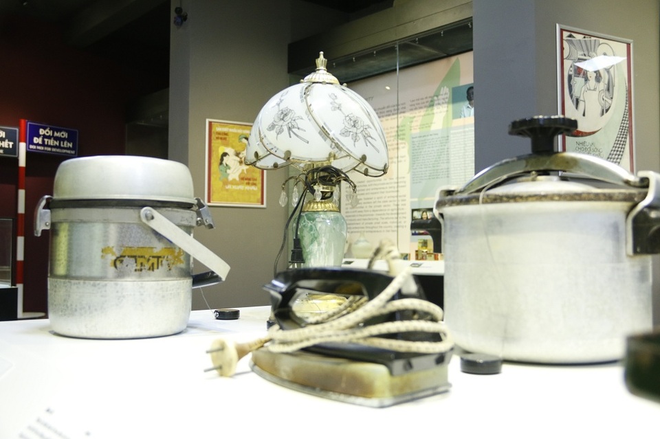 
Dịp này, ngoài những tài liệu, sách báo, tranh ảnh cùng vật dụng trong gia đình thời xưa cũng được trưng bày. Trong ảnh là nồi áp suất, đèn ngủ, bàn là Liên Xô. Trước đây chỉ gia đình nào thực sự có điều kiện mới được sở hữu.
