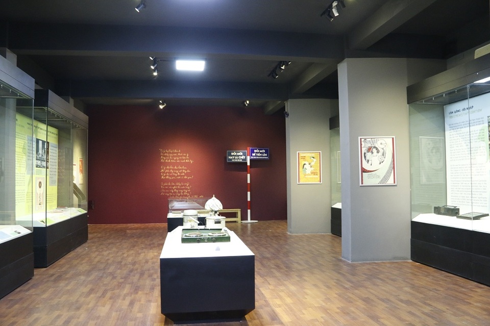 Nhân kỷ niệm 30 năm công cuộc đổi mới đất nước (1986 – 2016), Bảo tàng Lịch sử Quốc gia tổ chức trưng bày triển lãm với chủ đề Đổi mới - Hành trình của những ước mơ. Triển lãm với 200 hiện vật được trưng bày theo 5 chủ đề khác nhau nhằm tái hiện những câu chuyện, dấu ấn về thời kỳ Đổi mới của Đất nước.