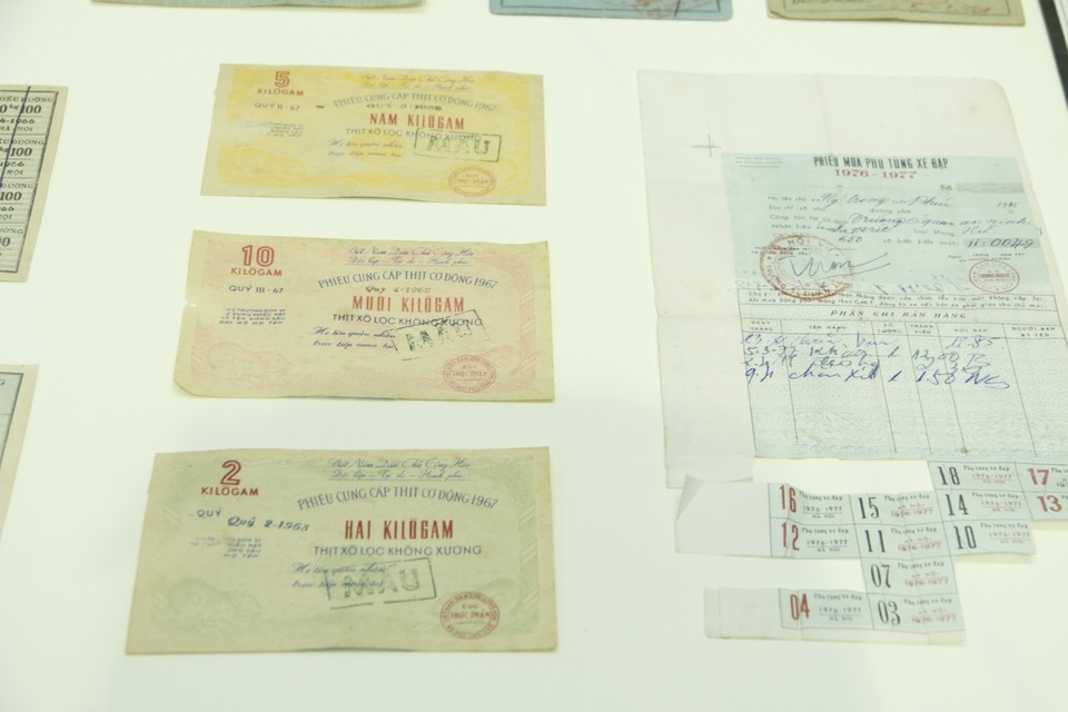 
Sổ gạo, tem phiếu, giấy mua phụ tùng xe đạp...là những thứ vô cùng quan trọng trong các gia đình thời bao cấp. Khi đi mua thực phẩm, người dân phải có tem, phiếu này mới được cấp, phát. Những thứ này về sau trở thành một biểu tượng của một thời gian khó.
