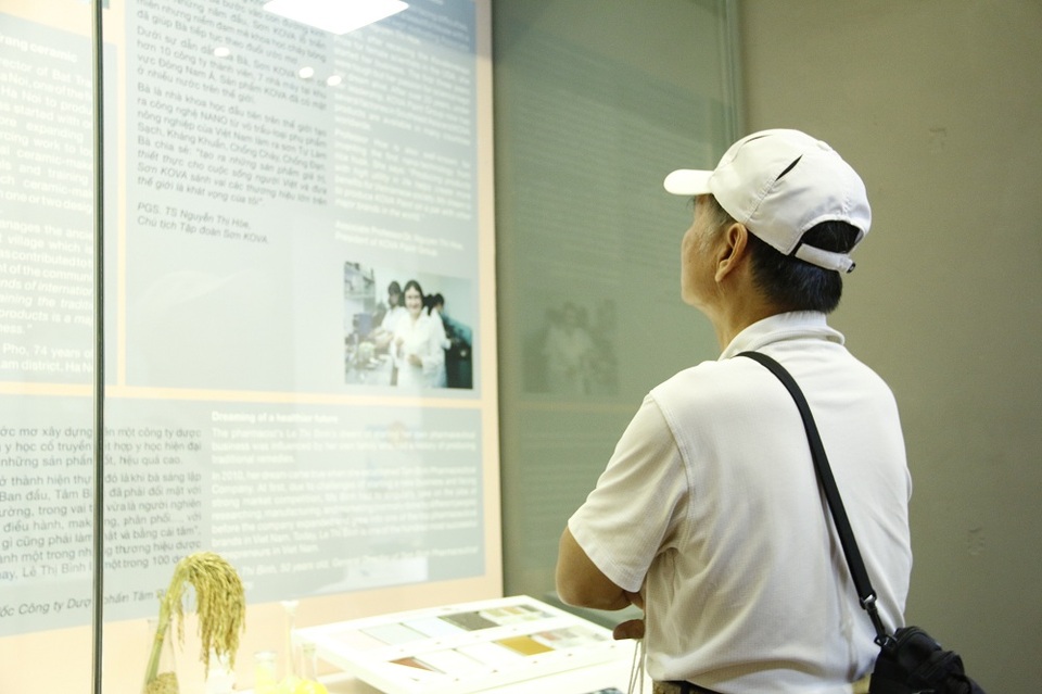 
Những năm 80 của thế kỷ trước, đất nước lâm vào khủng hoảng kinh tế - xã hội trầm trọng, đời sống của người dân vô vàn khó khăn. Đất nước đứng trước bờ vực thẳm. “Đổi mới hay là chết” trở thành yêu cầu bức thiết.

Quá trình đổi mới được khởi xướng bởi những người có tầm nhìn xa, muốn “xé rào” thoát khỏi thói quan liêu, bảo thủ tưởng chừng như ăn sâu, bám rễ, để đưa đất nước đi lên.

Trong ảnh là không gian trưng bày về những thành tựu đầu tiên của quá trình đổi mới.
