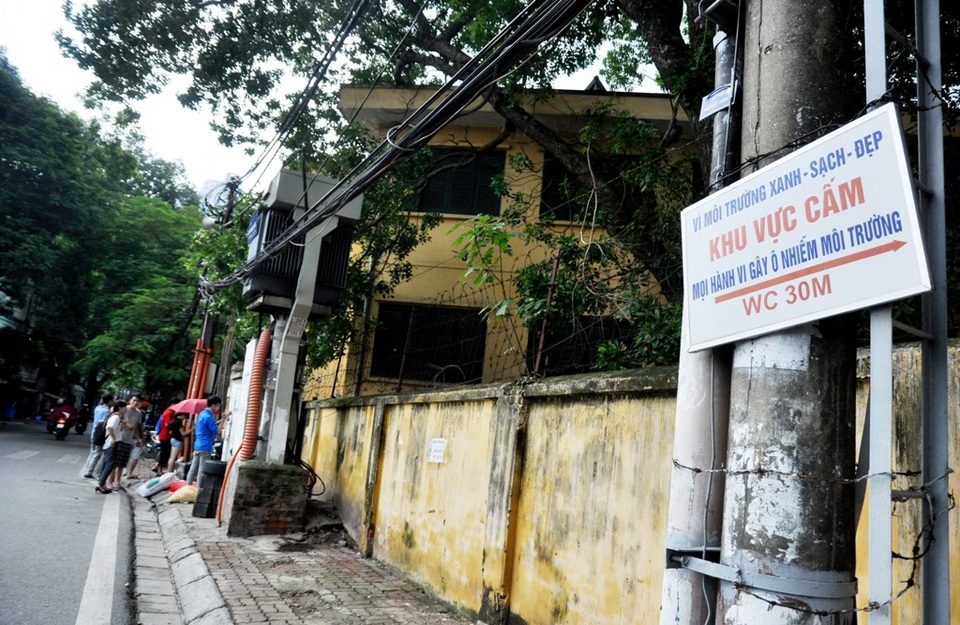 
Đoạn phố Phó Đức Chính trước khi được các bạn trẻ cải tạo...
