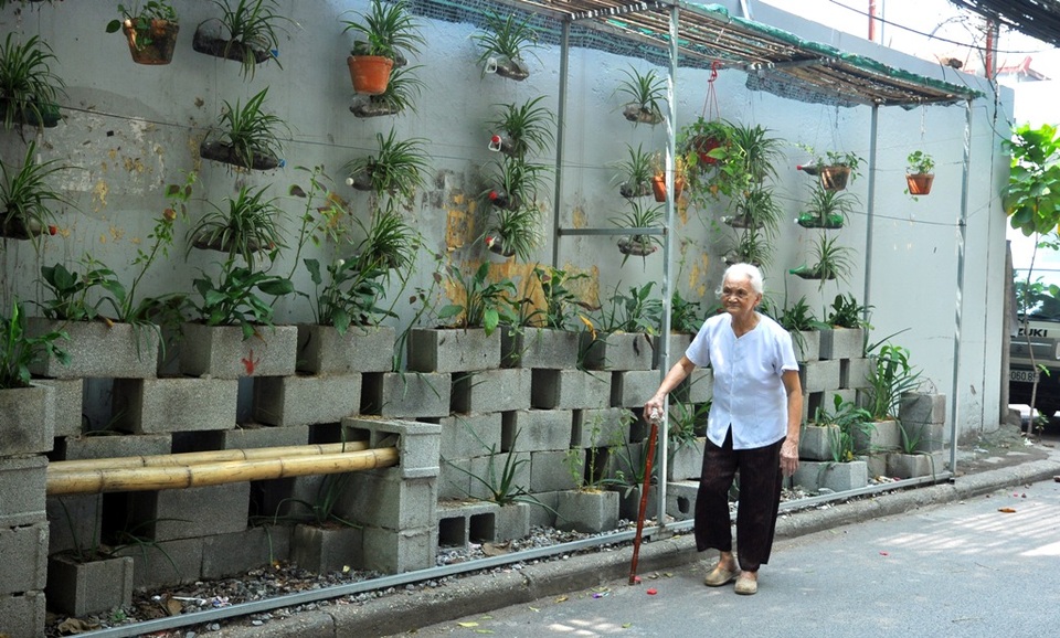 
Chia sẻ về dự định sắp tới, Đàm Thanh Tùng cho biết em cùng với nhóm của mình rất mong muốn được nhân rộng mô hình này. “Chúng em đang lên kế hoạch khảo sát và nếu được, có thể thời gian tới chúng em sẽ xây dựng các vườn hoa tại cả những khu vực ở ngoại thành Hà Nội nữa”, Tùng cho biết.

