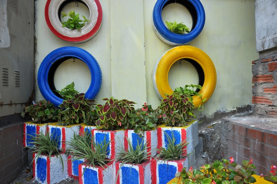 
... và sau khi được trang trí, trồng hoa. Bà Mai Chi (60 tuổi, người bán hàng ở phố Phó Đức Chính) chia sẻ, trước đây khu vực này là nỗi ám ảnh cho những người dân mỗi lần đi qua bởi mùi xú uế bốc lên nồng nặc. Bà con đã nhiều lần phản ánh lên chính quyền địa phương, thậm chí phải treo biển cấm “phóng uế” nhưng tình trạng này vẫn không được cải thiện. Từ ngày có vườn hoa mọc lên ở đây, ý thức của mọi người được nâng cao rõ rệt. Không những không còn tình trạng phóng uế bừa bãi như trước mà vườn hoa còn tạo ra một không gian sống trong lành, văn minh. “Người dân ở đây rất vui và phấn khởi. Vườn hoa giờ còn trở thành chỗ nghỉ chân cho những người đi tập thể dục…”, bà Chi nói.
