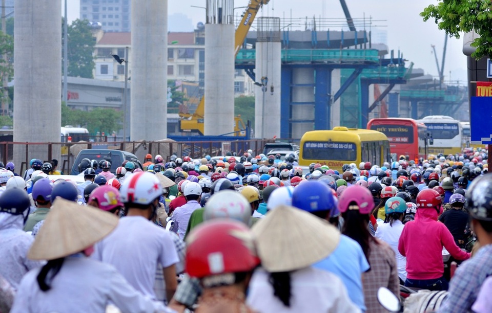 
Chị Nguyễn Xuân Mai (38 tuổi, Phúc Diễn, Hà Nội) cho biết, tuyến đường này gần như ngày nào cũng tắc và trở thành nỗi ám ảnh cho các phương tiện mỗi khi phải di chuyển qua đây. Mỗi lần đi làm tôi thường phải đi sớm trước từ 30 phút, nếu không sẽ đến cơ quan muộn. Những hôm trời nắng sớm phải chôn chân trong dòng người đông đúc này quả là cực hình, chị Mai nói.

