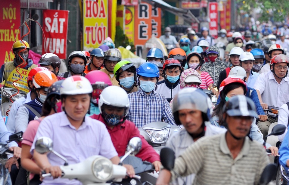 Vỉa hè chật kín các phương tiện giao thông. Việc ùn ứ kéo dài hàng ngày khiến cho cuộc sống của người dân bị đảo lộn và gặp nhiều khó khăn.
