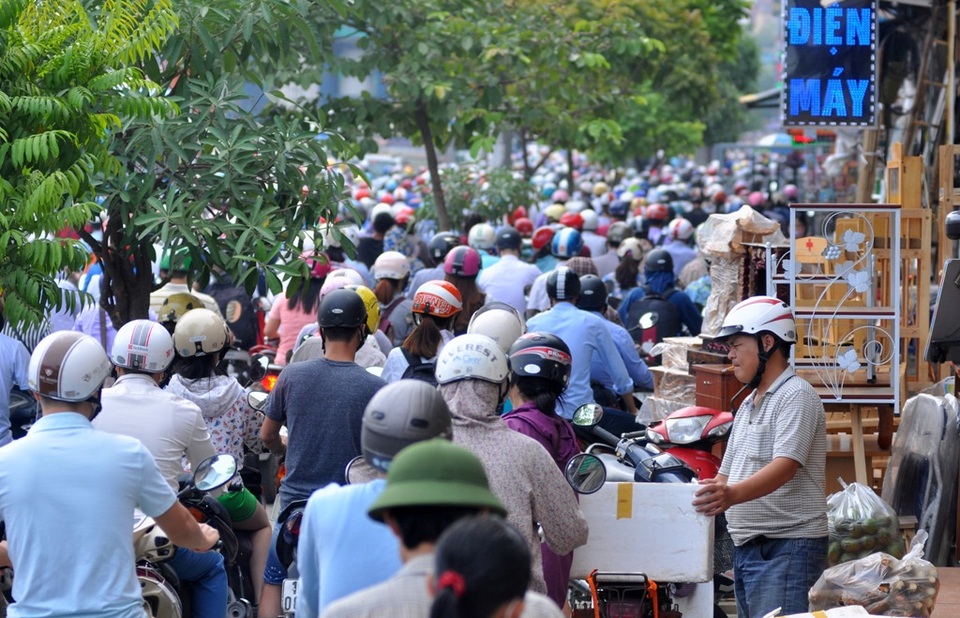 
Một người đàn ông đành tấp xe vào lề đường mệt mỏi đứng chờ giao thông thông suốt.
