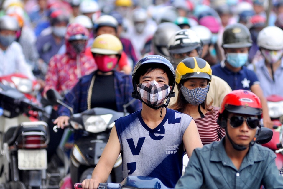 Vẻ mệt mỏi của một người dân khi bất lực đứng chôn chân trong biển người đông đúc