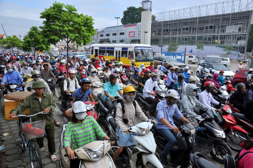 
Các điểm đen ùn tắc nghiêm trọng là điểm tại đoạn trường ĐH Thương Mại, ĐH Quốc Gia Hà Nội… Đây là các điểm đón, trả xe bus và tập trung đông học sinh, sinh viên.
