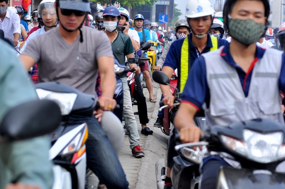 
Cảnh dòng người ì ạch di chuyển trên đường Hồ Tùng Mậu
