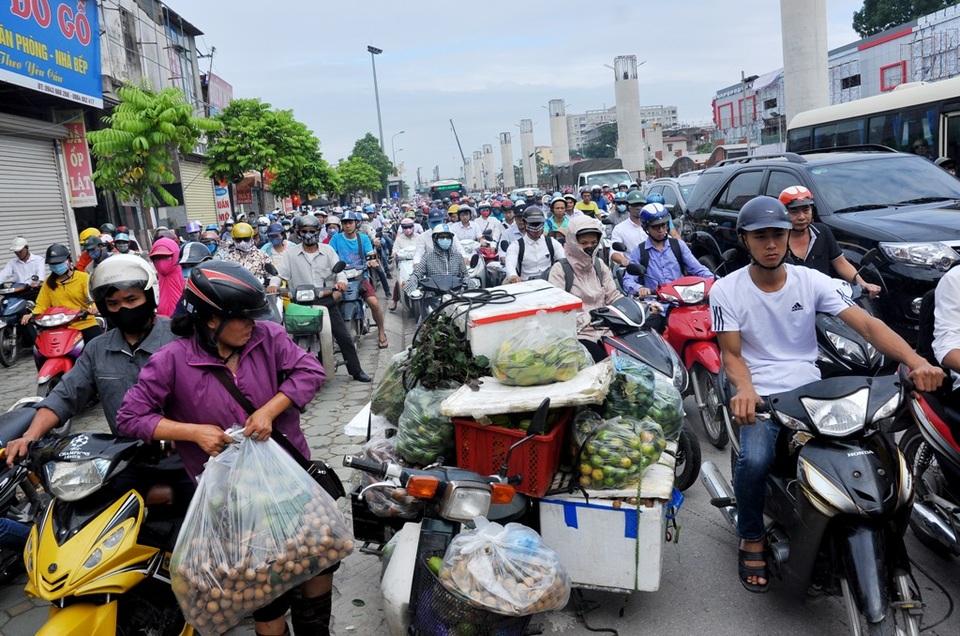 
Lưu lượng xe đông nên một va chạm giao thông nhỏ cũng khiến cho đoạn đường bị dồn ứ lại cả km.
