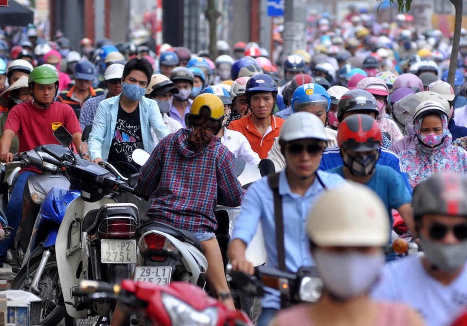 
Cùng với lượng phương tiện đông đúc, nguyên nhân ùn tắc còn do ý thức tham gia giao thông của nhiều người còn kém. Việc đi ngược chiều, lấn làn, không chấp hành tín hiệu đèn giao thông còn khá phố biến.
