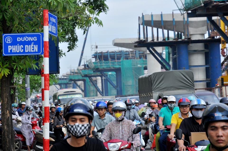 
Trao đổi với PV Dân trí, Đại úy Đặng Thành Trung - Đội phó Đội CSGT số 6 cho biết, việc thi công đường sắt đô thị Nhổn – Ga Hà Nội làm xuất hiện các rào chắn từ phía Cầu Diễn đến hết đường Xuân Thủy (Cầu Giấy). Điều này khiến cho diện tích mặt đường bị thu hẹp các phương tiện di chuyển gặp nhiều khó khăn. Đặc biệt là tại các điểm rào chắn thi công nhà ga trên cao khiến hình thành các nút thắt cổ chai, các điểm giao cắt, ngã ba đường, khi các phương tiện quay đầu, chuyển làn gây ùn tắc.
