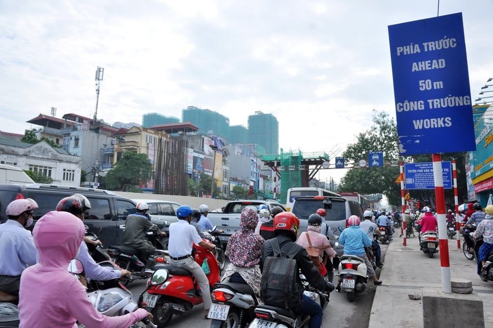 
Tại các điểm đen giao thông này, lực lượng chức năng đã chủ động bố trí lực lượng giải quyết phân luồng, điều tiết giao thông. “Chúng tôi cũng phối hợp với Sở GTVT Hà Nội làm sao để các điểm thi công đã xong thì sớm hoàn thiện để thu rào chắn, còn điểm nào đang thi công hoặc đang tạm ngừng thì mau chóng đẩy nhanh thi công và lên phương án thu hẹp rào chắn để tạo điều kiện cho các phương tiện lưu thông an toàn nhất”, Đại úy Đặng Thành Trung cho hay.
