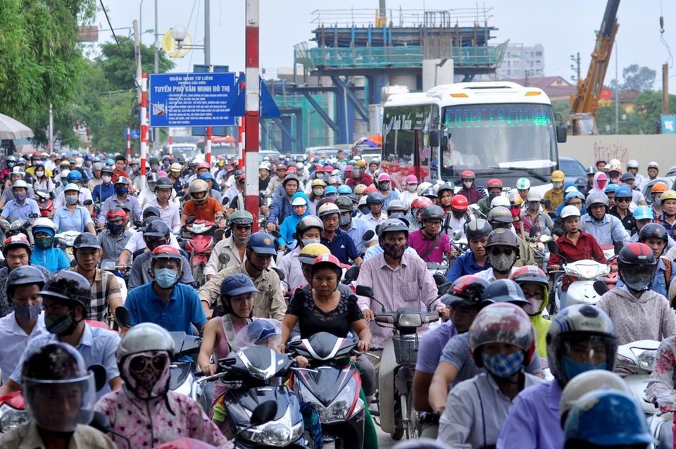 
Giờ cao điểm, biển người cùng phương tiện nối đuôi nhau dài hàng km, nhích từng chút một. Nhiều người đi xe máy buộc phải đi lên vỉa hè. Theo phản ánh tình trạng ùn tắc xảy ra nghiêm trọng hơn vào những ngày mưa.
