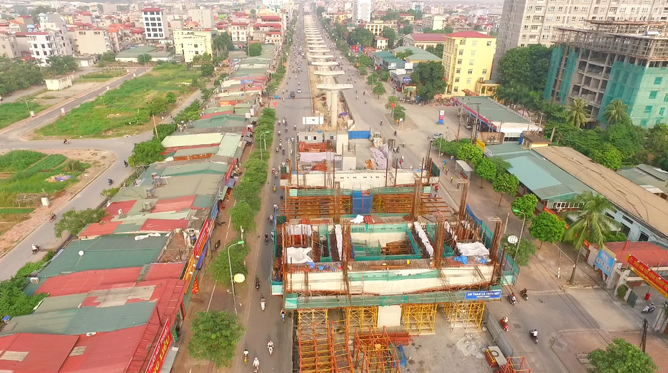 
Tuyến đường sắt đô thị Nhổn – Ga Hà Nội là dự án trọng điểm của Hà Nội, dài 12,5km, tổng mức đầu tư trên 36.000 tỷ đồng. Tuyến đường sắt có 8 ga trên cao, 4 ga ngầm và khu depot tại Nhổn. Được khởi công xây dựng từ năm 2010, nhưng dự án liên tiếp phải dời tiến độ cho đến nay vẫn chưa hoàn thiện.
