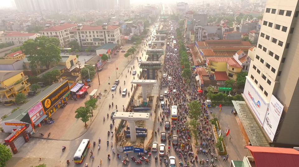 Tuyến đường Cầu Diễn – Hồ Tùng Mậu – Xuân Thủy (Hà Nội) dài khoảng 6km đi qua địa phận 2 quận là quận Nam Từ Liêm và quận Cầu Giấy thường xuyên rơi vào tình trạng ùn tắc kéo dài. Nguyên nhân một phần được cho là do việc thi công dự án đường sắt đô thị Nhổn – Ga Hà Nội.