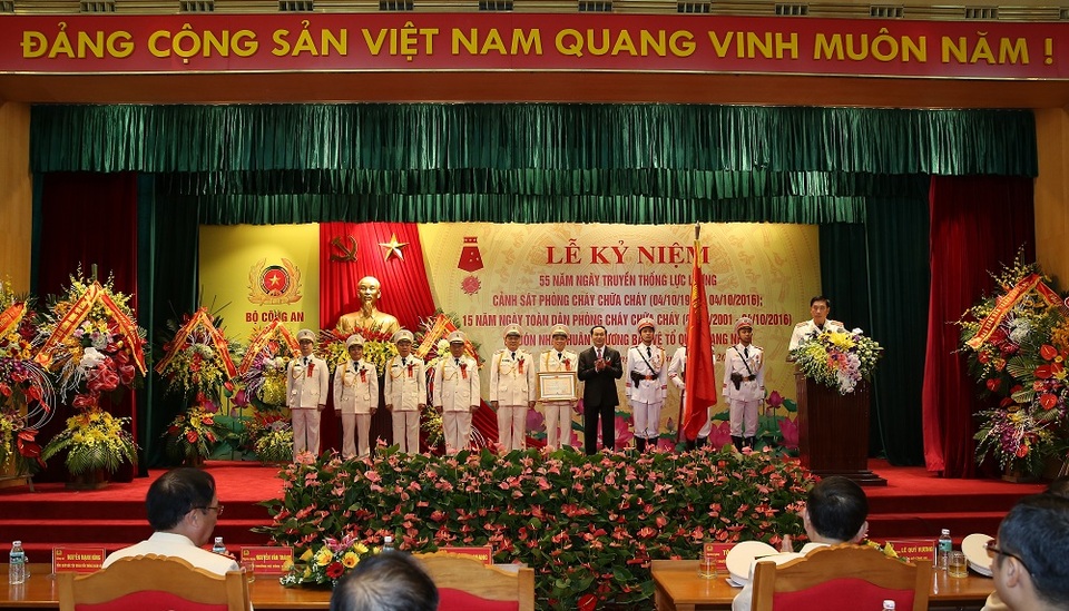 Chủ tịch nước Trần Đại Quang trao Huân chương Bảo vệ Tổ quốc hạng Nhất cho Cục Cảnh sát Phòng cháy, chữa cháy và Cứu nạn, cứu hộ. Ảnh: Trường Quang