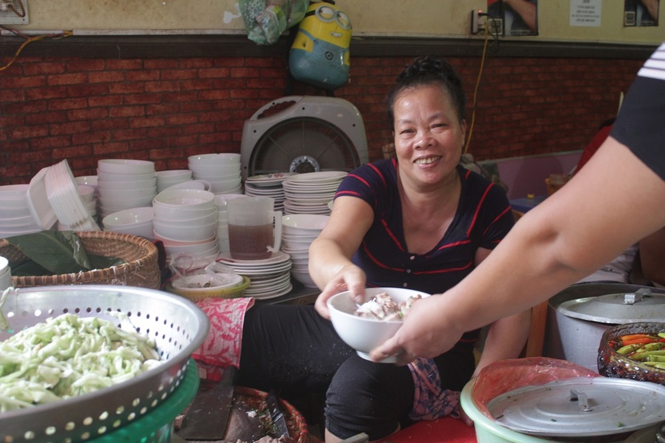 Bà Hán Thị Kim Thảo - chủ quán bún cho biết, lượng khách đến quán của bà tăng gấp 2 - 3 lần sau khi được giới thiệu trên kênh CNN của Mỹ