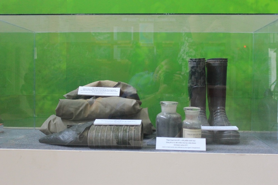 Ngoài ra, triển lãm còn trưng bày nhiều hiện vật, tư liệu, hình ảnh… thể hiện những nỗ lực và thành tích của bộ đội công binh với công tác khắc phục hậu quả bom mìn. Trong ảnh là bộ khí tài phòng DA L1 được các chiến sĩ Binh chủng Hóa học sử dụng trong quá trình tham gia khắc phục xử lý chất độc C9 sau chiến tranh tại khu vực Bình Định.