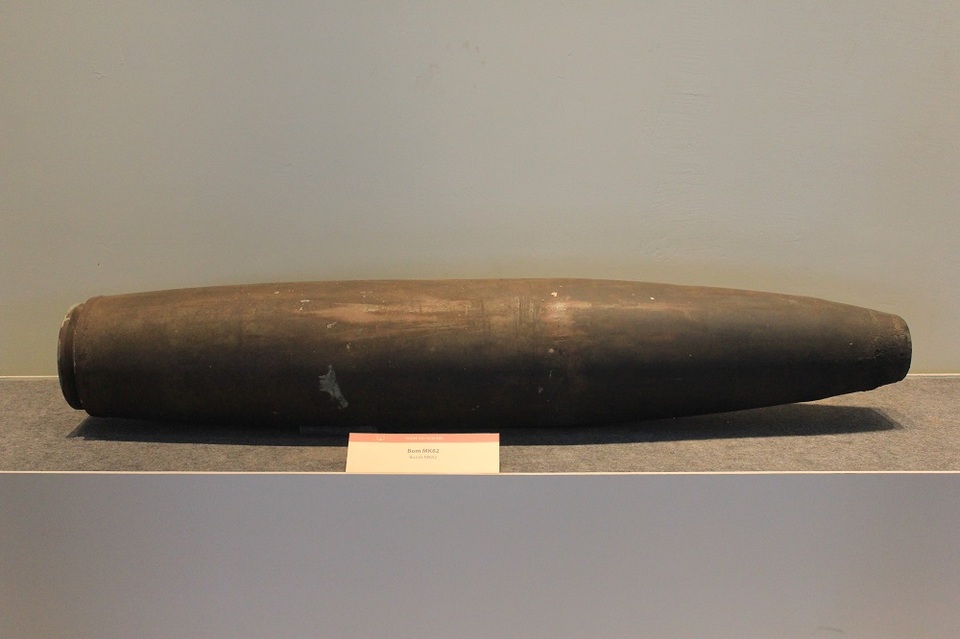 Bom MK-82 có hình dạng thuôn, vỏ bằng thép có công dụng nổ phá và sát thương. Trung bình, mỗi quả bom MK-82 chứa khoảng 87kg thuốc nổ Tritonal.