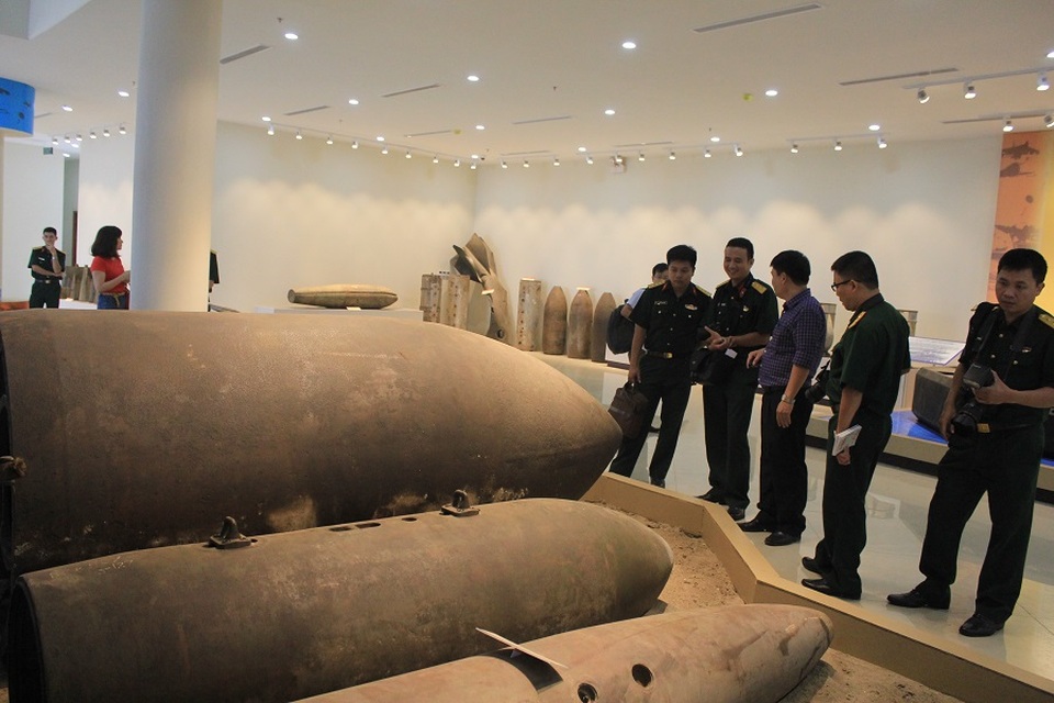 
Việt Nam hiện nằm trong số các quốc gia còn chịu ảnh hưởng do bom, mìn sót lại sau chiến tranh. Theo thống kê chưa đầy đủ, từ sau chiến tranh đến năm 2000, cả nước đã có hơn 100.000 người bị chết và bị thương do bom, mìn sót lại sau chiến tranh, bình quân mỗi năm khoảng 4.000 người.
