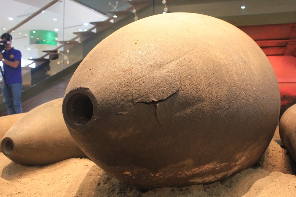 
Những quả bom có đường kính khủng, sức công phá lớn... gợi lại những nỗi đau, mất mát mà nhân dân ta đã phải hứng chịu. Trong ảnh là quả bom lớn nhất còn sót lại sau chiến tranh ở Đông Dương, được tìm thấy ở Gia Lai năm 2004. Theo ước lượng quả bom này nặng khoảng 7 tấn.
