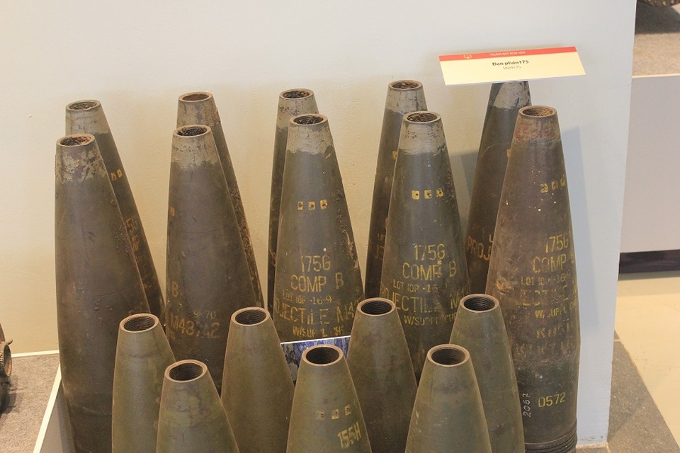 Đạn pháo 175 với các kích thước lớn, nhỏ khác nhau.