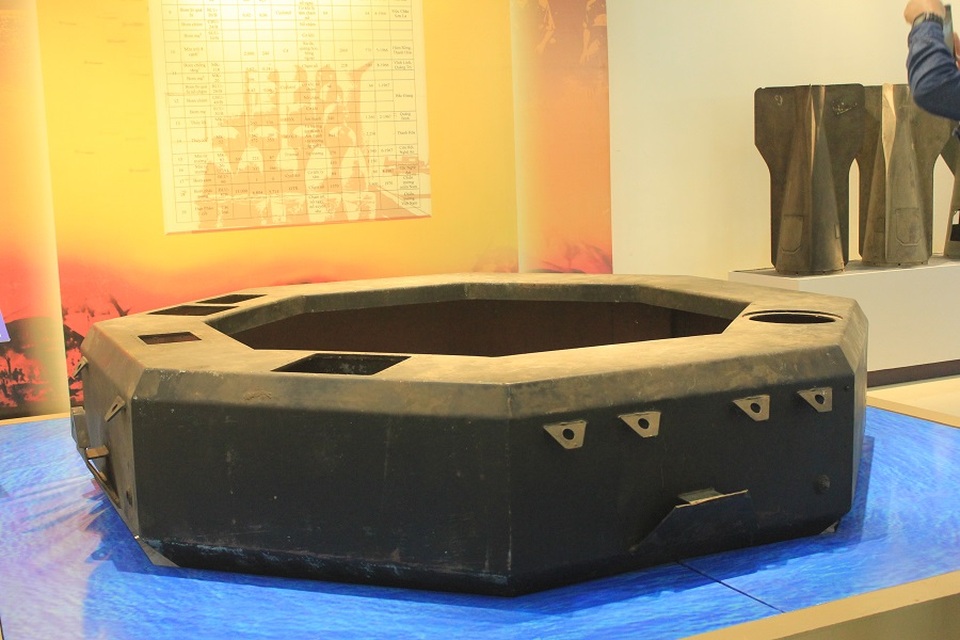 Thủy lôi bát giác được quân đội Mỹ sử dụng năm 1966, thả xuống cầu Hàm Rồng (Thanh Hóa). Bên trong có chưa 240kg chất nổ C4, dày 80cm, đường kính 2,5m. Mục đích phá hoại các công trình thủy lợi. Quả thủy lôi này được bộ đội công binh phát hiện và xử lý năm 1966 tại sông Mã (Thanh Hóa), cách cầu Hàm Rồng khoảng 800m.