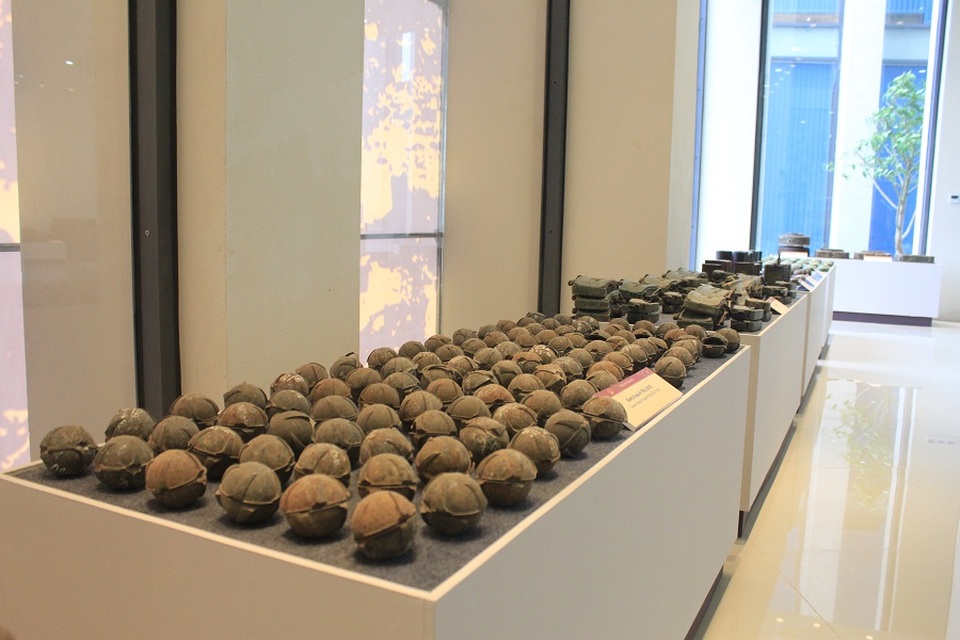 Rất nhiều các loại bom bi khác như bom bi quả cam, lựu đạn M67… thường được Mỹ sử dụng trong cuộc chiến tranh Việt Nam cũng được tái hiện