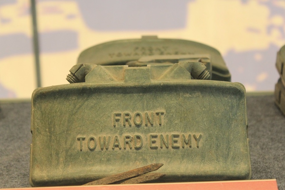 Mìn M18A1 có một loạt đạn bi bằng thép ở bên trong, loại mìn này thường được sử dụng để phục kích và chống lại đối phương xâm nhập khi gài ở chu vi doanh trại.