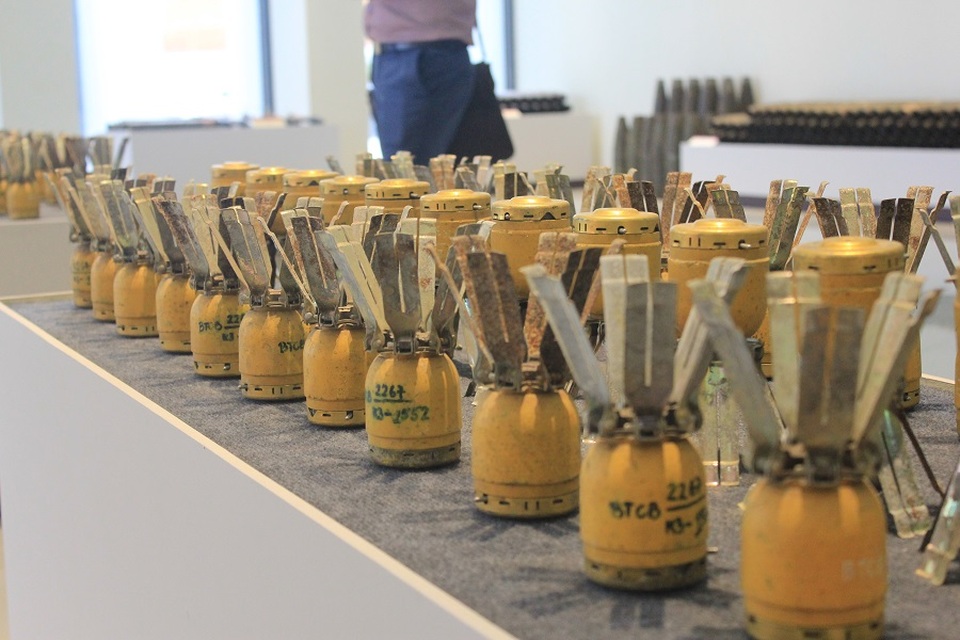 
Bom quả dứa chứa tới 450 viên bi, tầm sát thương 15 mét. Loại bom này thường gây thương tật cho nhiều trẻ em bởi bề ngoài bắt mắt
