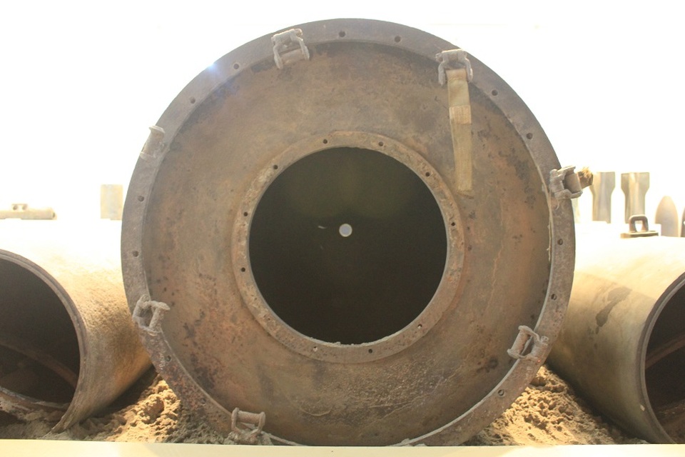 Bom phát quang do Mỹ sản xuất có công dụng phát quang nhanh mặt đất, dọn bãi cho trực thăng đổ bộ và bố trí trận địa pháo binh. Khối lượng khoảng 6 tấn, trong đó chứa 4 tấn thuốc nổ. Chiều dài bom 3,1 m, đường kính 1 m 19.