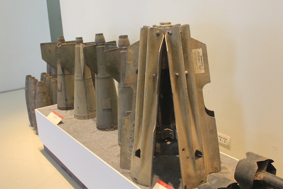 Các loại đuôi bom được tái hiện một phần trong triển lãm