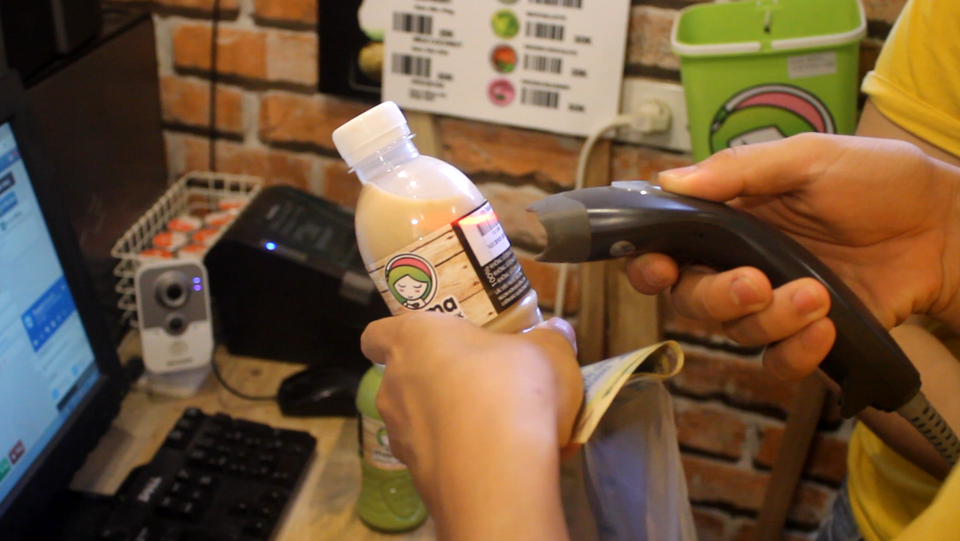 Khách tự dùng máy soi mã vạch các sản phẩm, sau đó hóa đơn sẽ tự động được in ra