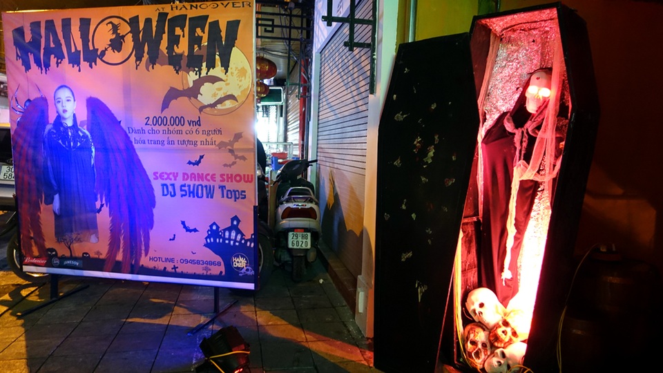 Nhiều hàng quán tại phố cổ Hà Nội cũng trang trí và bày biện thêm các hình thù kỳ quái để thu hút khách hàng