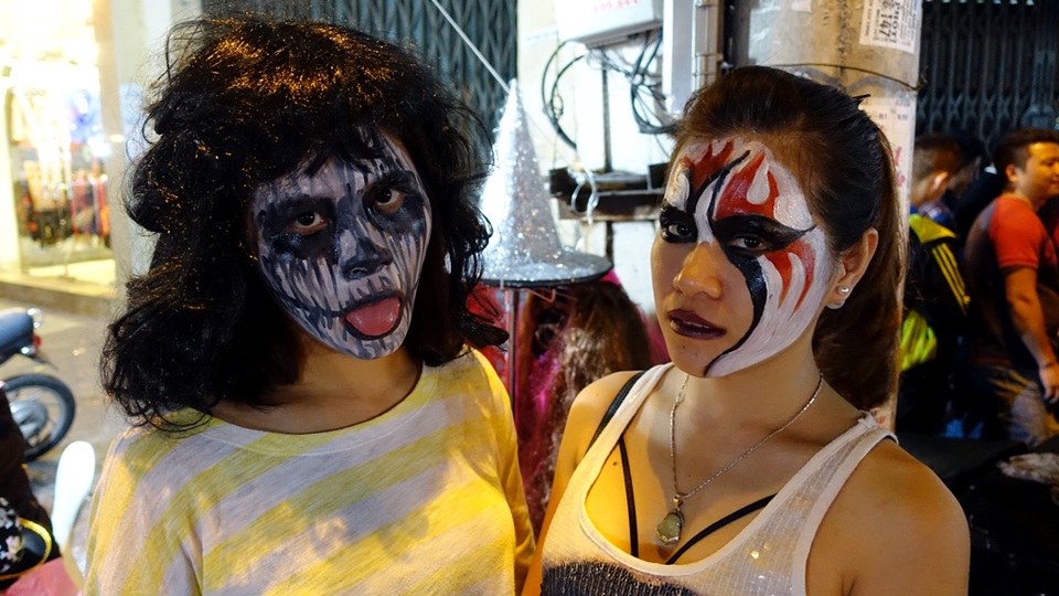 
Hai bạn gái hóa trang thành thây ma nổi bật với khuôn mặt kinh dị
